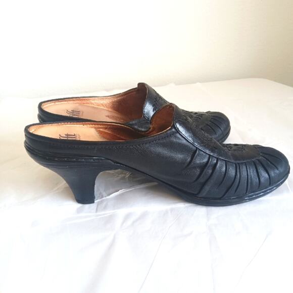 Mules/Clogs By Sofft. Camille. Embroidered Detail Size 8 - Picture 5 of 9